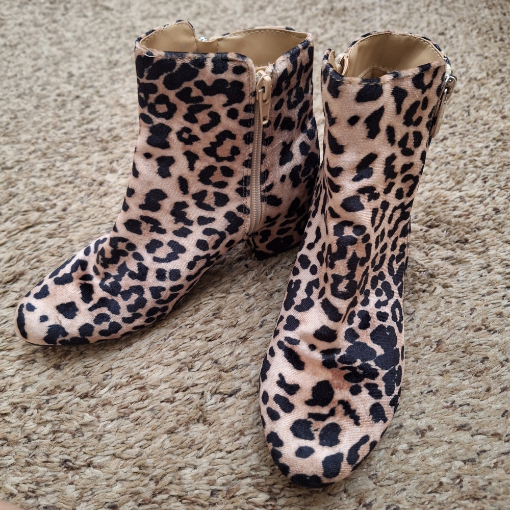 Jaclyn Smith Vintage Y2K Velvet Leopard Print Block Heel Ankle Boots - Size 5